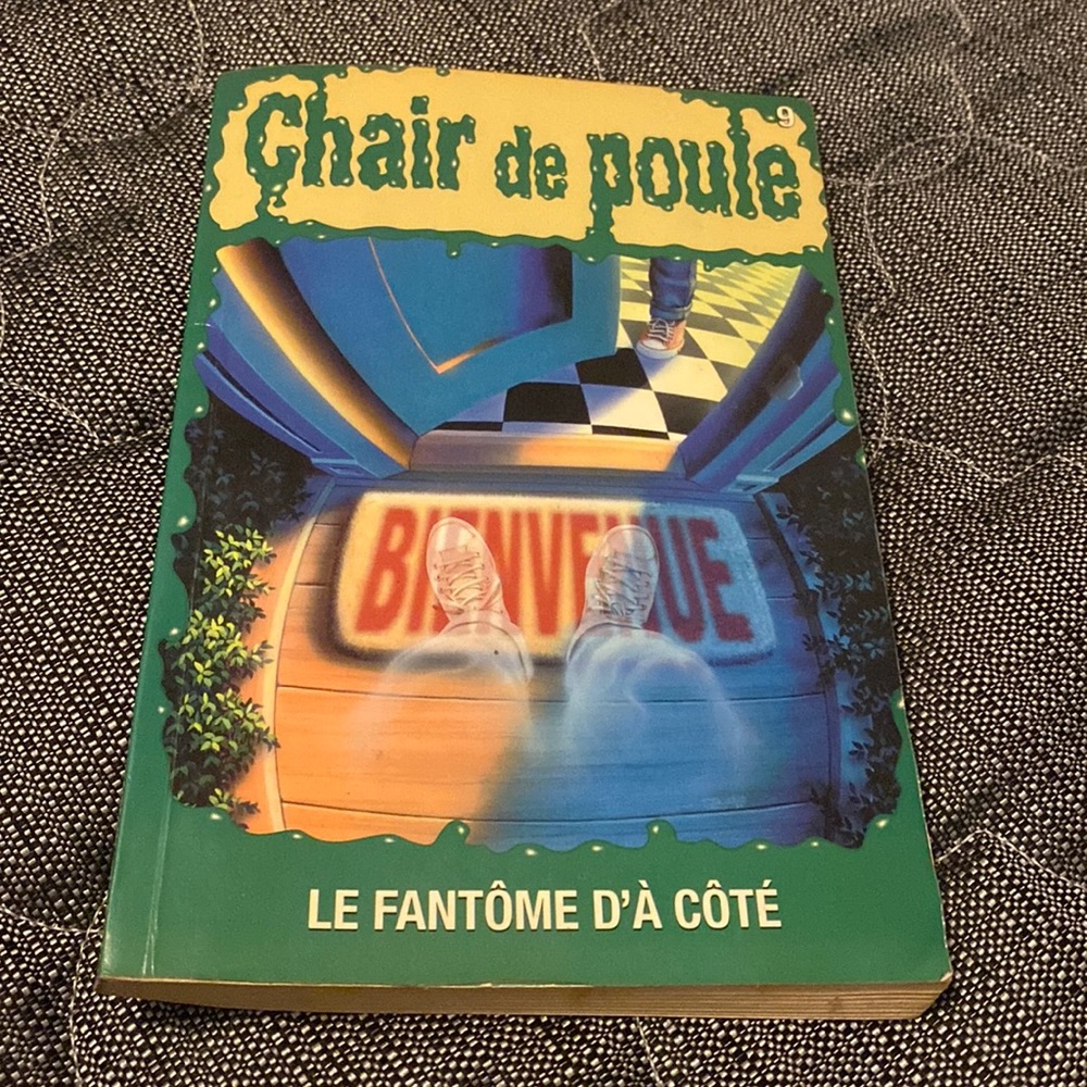 Goosebumps The Ghost Next Door paper back book French copy